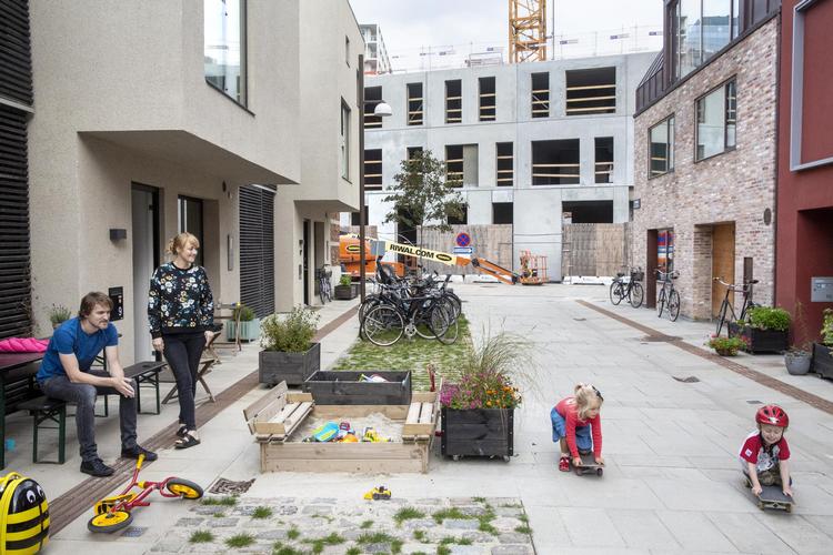 Peter Thielst og Tonje Vestby er glade for at bo i Nordhavn i København, hvor der skyder et alment boligbyggeri op for enden af gaden. Men med boligskatter på 10.000 kr. om måneden bliver det umuligt for almindelige mennesker at bo her, siger de. Andreas Haubjerg/POLFOTO