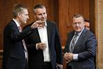 Kristian Thulesen Dahl (DF), Henrik Sass Larsen (S) og statsminister Lars Løkke Rasmussen fik sig en passiar under Folketingets åbning i tirsdags. Jens Dresling