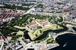 Fra den stjerneformede kronvold på Kastellet er der frit udsyn til Den Lille Havfrue på Langelinie. Under det kinesiske statsbesøg blev volden mod sædvane lukket, og forsvaret kan ikke forklare hvorfor.  Foto: Janus Engel Janus Engel/POLFOTO