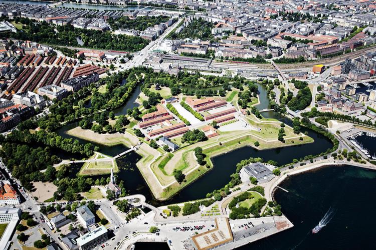 Fra den stjerneformede kronvold på Kastellet er der frit udsyn til Den Lille Havfrue på Langelinie. Under det kinesiske statsbesøg blev volden mod sædvane lukket, og forsvaret kan ikke forklare hvorfor.  Foto: Janus Engel Janus Engel/POLFOTO