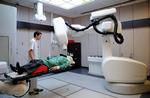 En patient er på vej til at blive opereret på specialklinikken Oscar Lambret Center i Lille i Nordfrankrig. Klinikken specialiserer sig i kræftbehandling. Phil Huguen/AFP