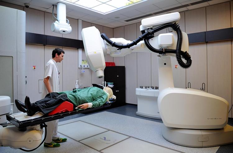En patient er på vej til at blive opereret på specialklinikken Oscar Lambret Center i Lille i Nordfrankrig. Klinikken specialiserer sig i kræftbehandling. Phil Huguen/AFP