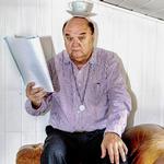 Mange opfatter nok Flemming Jensen som især komiker - her klovner han hjemme i sofaen i Farum. Men han har også beskæftiget sig med mange andre genrer i underholdningsverdenen. Arkivfoto Sara Galbiati