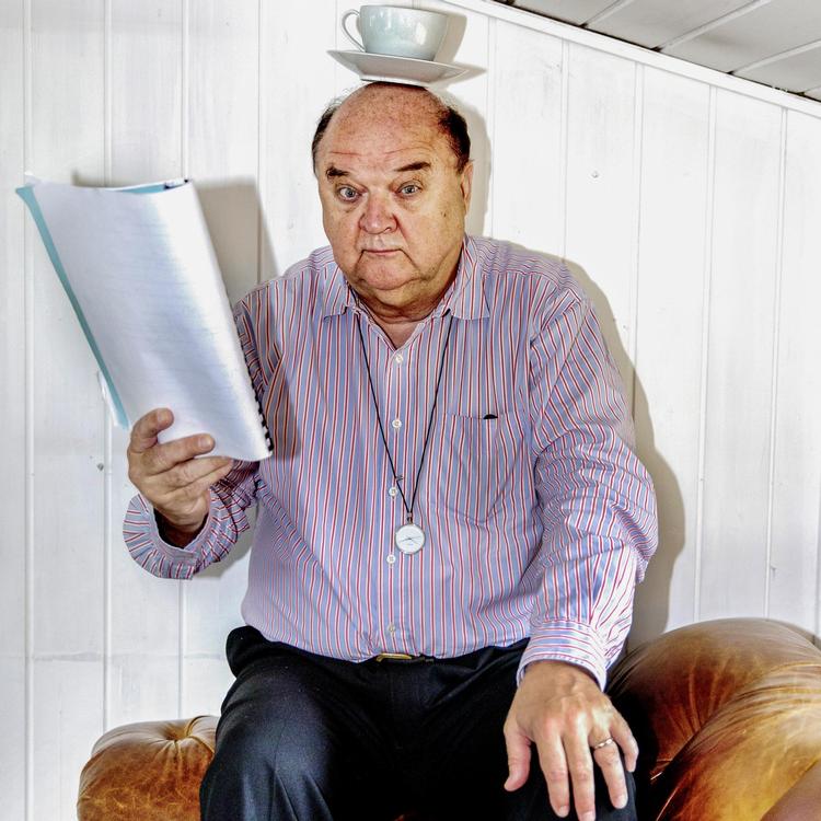 Mange opfatter nok Flemming Jensen som især komiker - her klovner han hjemme i sofaen i Farum. Men han har også beskæftiget sig med mange andre genrer i underholdningsverdenen. Arkivfoto Sara Galbiati