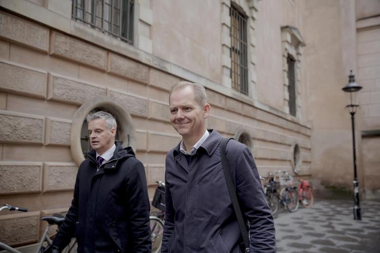 Under anklage.  Politikens chef redaktør Christian Jensen og hans advokat, Martin Dahl Pedersen (tv.), er her på vej til retten i går. Jensen afviser PET’s krav om fængsel. Miriam Dalsgaard/POLFOTO