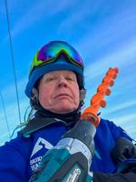 Her er sandheden om ski. Og om livet. Boremaskinen skal bruges til at stikke en portbane. Det gælder om at gå i dybden.  Foto: Per Munch