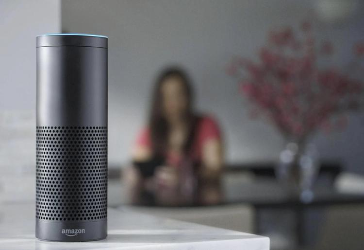 Politiet i den amerikanske by Bentonville vil gerne vide, hvad kommunikationsrobotten ’ved’ om det mord, der angiveligt er sket i lejligheden, hvor den står. Det er en Echo-robot som denne. 