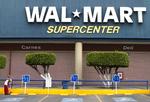 En ansat fejer P-pladserne uden for en af Walmarts butikker i Mexico By. Den amerikanske er i dag den største private virksomhed i Mexico. 