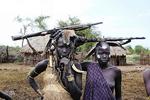 Mursi er et af mindst otte små etiopiske folkeslag, hvis overlevelse trues af en dæmning. Derfor vrimler landsbyerne nu med skydevåben. 