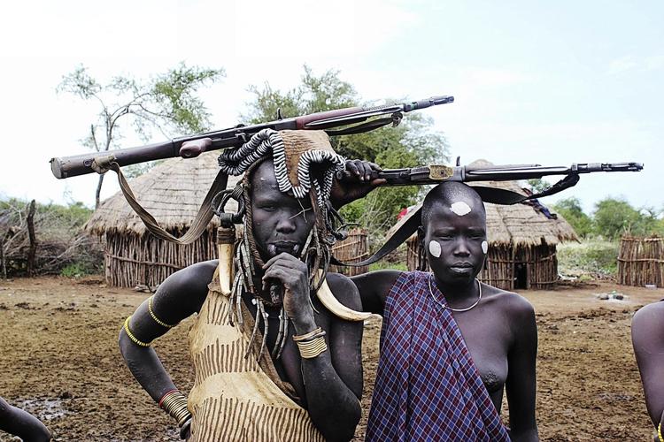 Mursi er et af mindst otte små etiopiske folkeslag, hvis overlevelse trues af en dæmning. Derfor vrimler landsbyerne nu med skydevåben. 