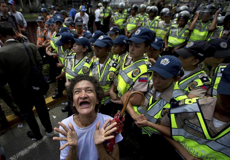 Venezuelas befolkning har gentagne gange protesteret over forholdene. Fra venstre er det demonstrationer mod udsultningen af sundhedsvæsenet, mod de udsatte regionale valg og mod fængslingen af oppositionsleder Leopoldo Lopez. Foto: Fernando Llano og Ariana Cubillos / AP 