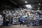 Alene i Europa bliver 10.000 tons tøj håndteret hver dag. Her i en lagerhal udenfor Amsterdan venter omkring 100 tons på at blive kørt til sortering.  
