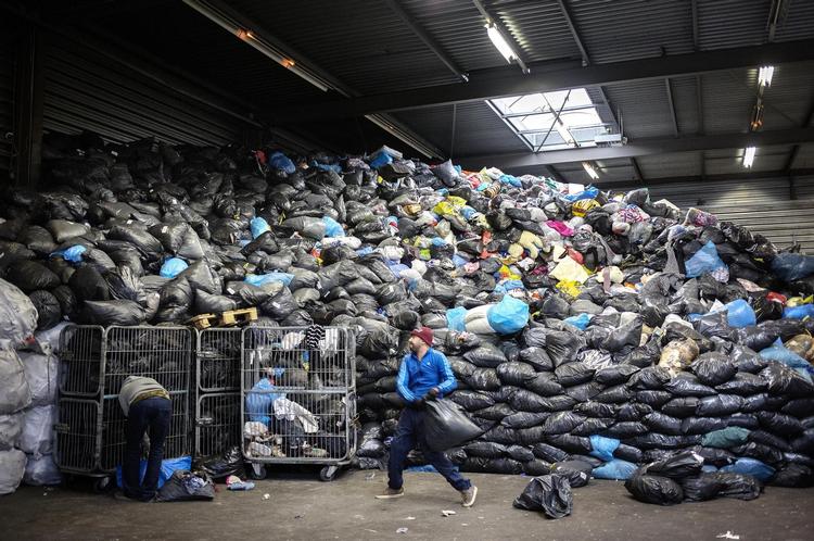 Alene i Europa bliver 10.000 tons tøj håndteret hver dag. Her i en lagerhal udenfor Amsterdan venter omkring 100 tons på at blive kørt til sortering.  