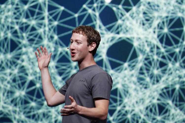 Spørgsmålet er, om man kan kopiere en amerikansk opskrift i en dansk kontekst. Her gestikulerer Mark Zuckerberg om Facebook til konvent i 2011. 