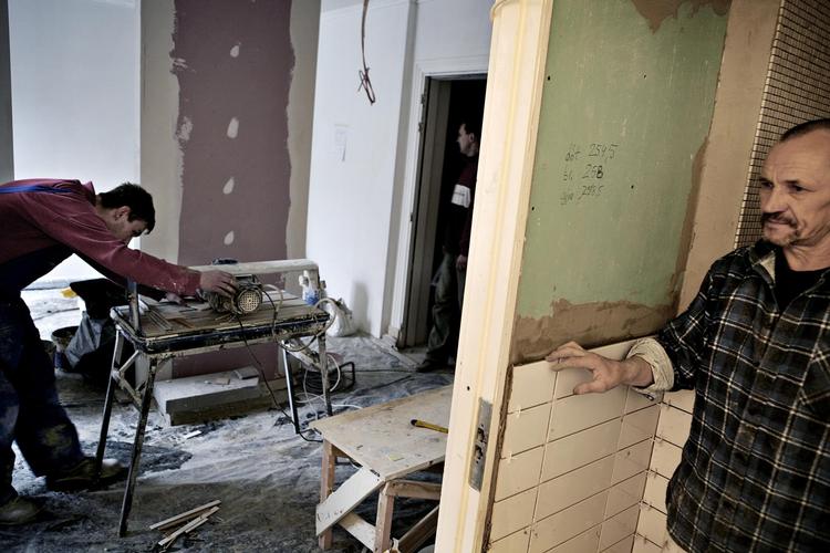Polske håndværkere er i flere lande blevet symbolet på vandrende arbejdstagere, der sender børnepenge til familien derhjemme. 