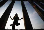 Hvad der vises på YouTube, kan have betydning for annoncørerne, der ikke vil forbindes med noget, der kan skade deres ry. Derfor skal Googles system ’oplæres’, så der for eksempel vil blive skelnet mellem en yoga-træningsfilm og en pornofilm. 