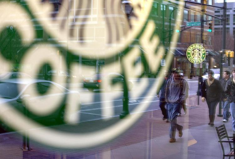 Det ikoniske Starbucks-logo kan i dag se på gaden i 70 lande. Både navnet og havfruelogoet skyldes, at de tre stiftere var fans af bogen 'Moby Dick'. 