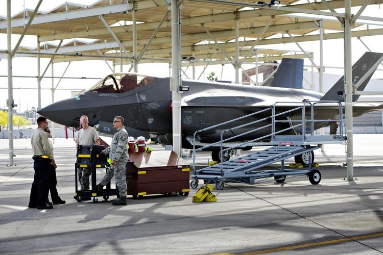 F-35-kampflyene, som Danmark vil erhverve, er fortsat under udvikling. Købet bliver statens største indkøb til dato. 
