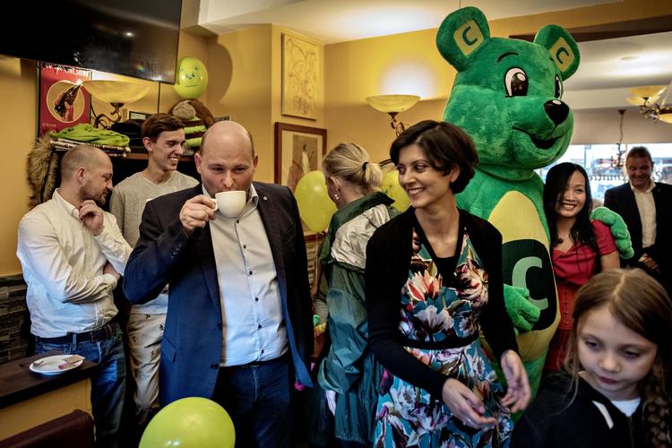 K-borgmester Sofia Osmanis (til højre) fra Lyngby-Taarbæk ser valget som en jobsamtale med to runder. Den første er med vælgerne. Går man videre, så venter den sidste runde med de andre partier i byrådet. I sidste uge havde hun besøg af partiformand Søren Pape Poulsen (til venstre). 