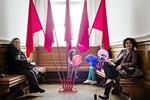 Hvert halve år stemmer Folketinget om en lov, der giver statsborgerskab til en række ansøgere. Den seneste lov i december havde 3.185 navne på listen. For ansøgerne er det en festdag i det gamle slot – her er det et billede fra april 2015. De borgerlige partier vil nu stramme loven, så det bliver nemmere at bremse ansøgere, der på grund af handikap ikke kan opfylde de normale krav. 