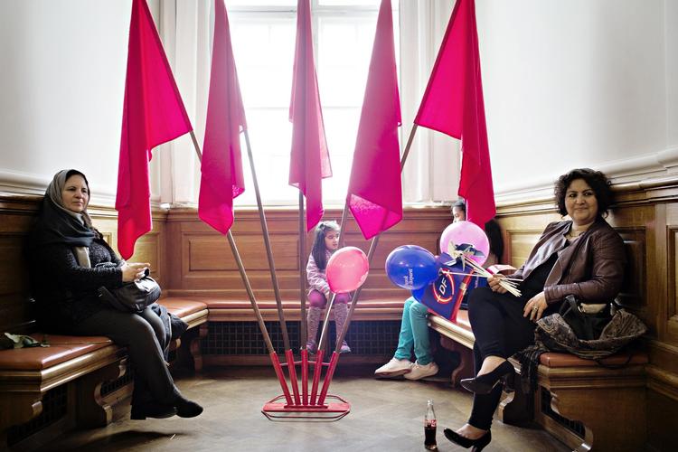 Hvert halve år stemmer Folketinget om en lov, der giver statsborgerskab til en række ansøgere. Den seneste lov i december havde 3.185 navne på listen. For ansøgerne er det en festdag i det gamle slot – her er det et billede fra april 2015. De borgerlige partier vil nu stramme loven, så det bliver nemmere at bremse ansøgere, der på grund af handikap ikke kan opfylde de normale krav. 