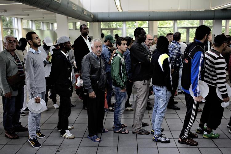 Flygtninge er de seneste år strømmet til Tyskland, som nu vil begrænse antallet af familiesammenføringer til 1.000 om måneden, selv om flere end 45.000 har anmodet om det. 