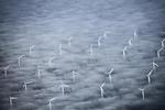En ny havvindmøllepark skal levere miljøvenlig strøm til danskerne. Det er et af forslagene i regeringens nye energiudspil. På billedet ses Vindmølleparken Lillegrund syd for Øresundsbroen. POLFOTO/POLFOTO