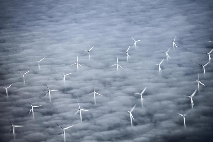 En ny havvindmøllepark skal levere miljøvenlig strøm til danskerne. Det er et af forslagene i regeringens nye energiudspil. På billedet ses Vindmølleparken Lillegrund syd for Øresundsbroen. POLFOTO/POLFOTO