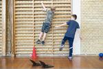 Selv om det meste af skoledagen er digital, har 4.c normalt ikke deres computer med til idræt. Men i dag skal de i et regneark notere, hvor højt de kan hoppe, hvor længe de kan stå på et ben, og hvor hurtigt de kan løbe slalom. Resultaterne skal bruges til at lave grafer i matematik. Cathrine