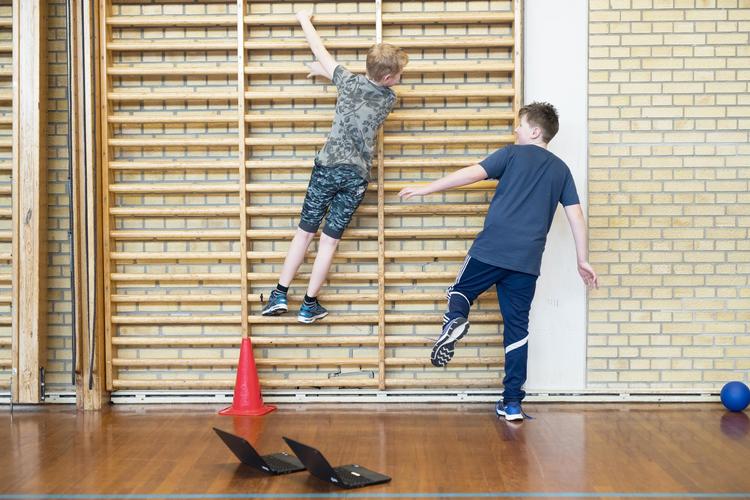 Selv om det meste af skoledagen er digital, har 4.c normalt ikke deres computer med til idræt. Men i dag skal de i et regneark notere, hvor højt de kan hoppe, hvor længe de kan stå på et ben, og hvor hurtigt de kan løbe slalom. Resultaterne skal bruges til at lave grafer i matematik. Cathrine