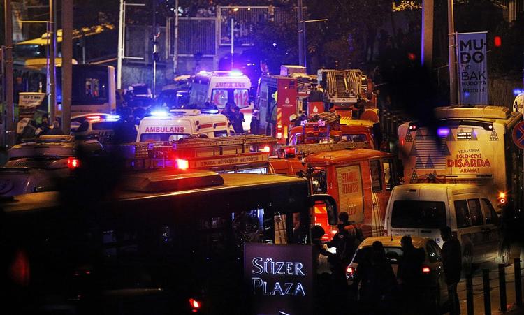Ambulancer på vej mod fodbold-klubben Besiktas' stadion i Istanbul 10. december. 