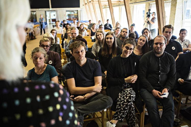 Tidligere på året besøgte daværende uddannelses- og forskningsminister Ulla Tørnæs de studerende på Aarhus Universitet for at diskutere den reform af systemet, som vil betyde, at det bliver næsten umuligt at skifte spor. 