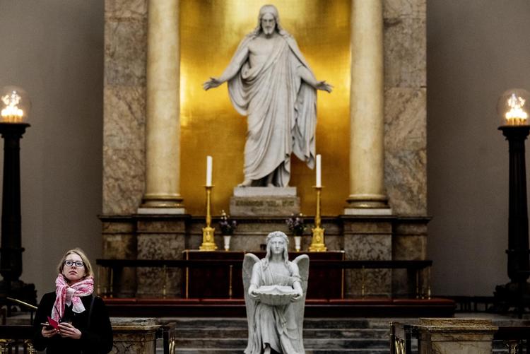 Thorvaldsens Jesus-skulptur i Københavns domkirke. 
