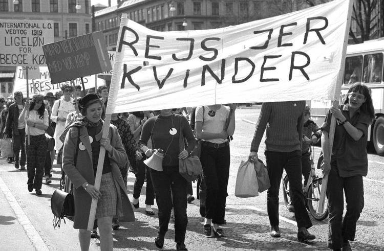 I de seneste uger har der været hed debat mellem de såkaldte fjerdebølgefeminister og de mere traditionelle feminister. Men der bør være plads til alle slags feminister – og uenighed er ikke en skam, skriver dagens kronikør. 