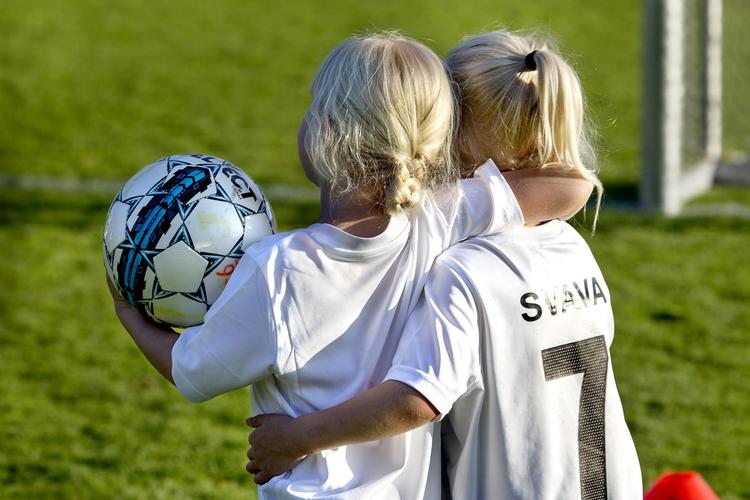 DBU har et mål om, at mindst 135.000 piger og kvinder skal spille fodbold i klubber i 2025. Foto: Finn Frandsen 