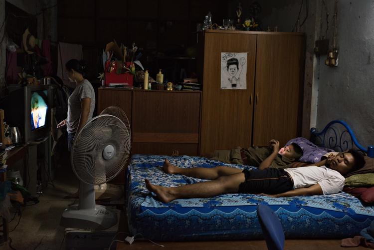 Kløften mellem rig og fattig i Thailand er dyb. En stor del af den fattige befolkning støttede regeringen, som militæret afsatte ved et kup for tre år siden, men militæret slår nu hårdt ned på alle kritikere, så de færreste længere tør sige, hvad de tænker. Her ses en familie i et af Bangkoks fattigkvarterer. 