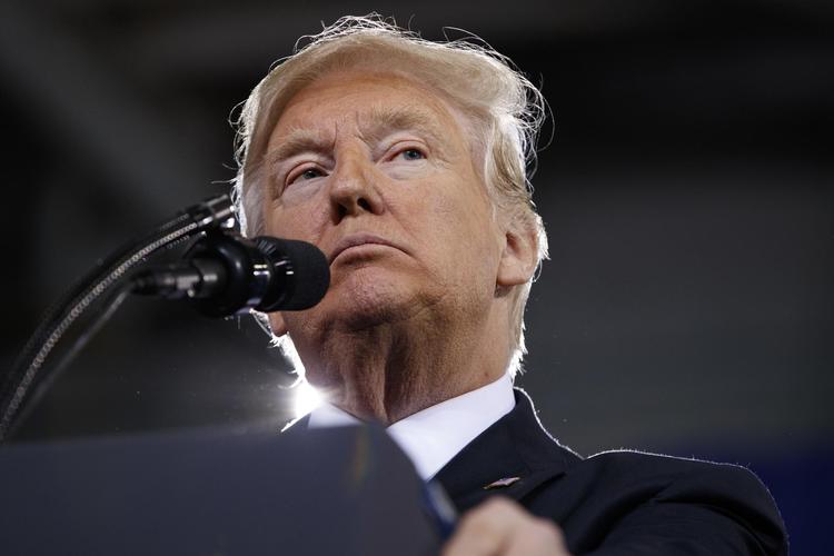 Det er den såkaldte dybe stat, der modarbejder landets demokratisk valgte leder og er skyld i manglen på politiske resultater, lyder beskyldningerne fra Donald Trump. Foto: AP/Evan Vucci 