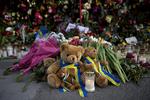 Blomster og bamse ved Drottninggatan efter terrorangrebet i Stockholm, hvor en lastbil kørte dødskørsel på gågaden.  