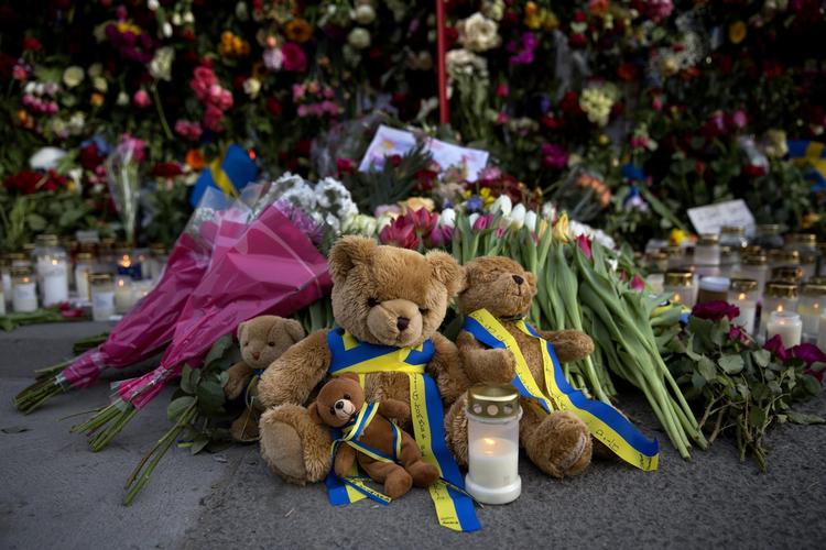 Blomster og bamse ved Drottninggatan efter terrorangrebet i Stockholm, hvor en lastbil kørte dødskørsel på gågaden.  