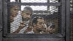 Journalisterne Peter Greste (t.v.) og Mohamed Fahmy (i midten), der har skrevet dette indlæg, blev i 2013 fængslet i Egypten, anklaget for politisk motiverede lovovertrædelser i forbindelse med deres arbejde. 