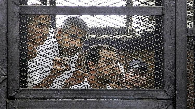 Journalisterne Peter Greste (t.v.) og Mohamed Fahmy (i midten), der har skrevet dette indlæg, blev i 2013 fængslet i Egypten, anklaget for politisk motiverede lovovertrædelser i forbindelse med deres arbejde. 