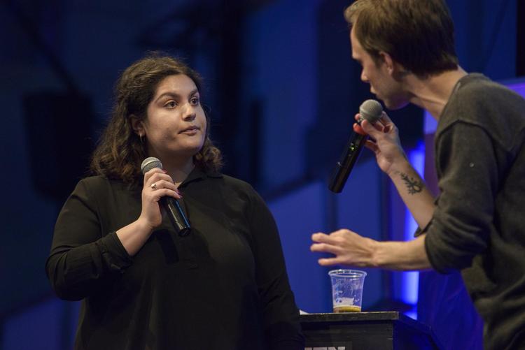 Jurastuderende og socialdemokrat Nilly Taheri stod i aftenens sidste debat overfor Bjarke Charlie Serritslev, journaliststuderende og medlem af Alternativet. Foto: Cicilie S. Andersen 