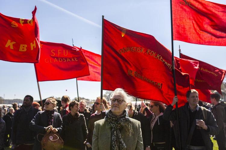 De røde flag smælder stadig 1. maj, men ellers er det hårde tider for venstrefløjen i det meste af den vestlige verden. Globaliseringen har presset mellemklassen, og populister vinder frem på begge sider af Atlanten. 