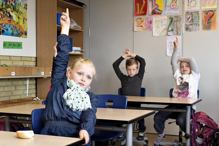Der bruges alt for meget tid og energi på de nationale tests. De stresser eleverne, og man lærer ikke noget af dem. Tænk hvor meget de danske børn kunne lære, hvis tiden politikerne ikke tvang skolerne til nationale tests. Lars Krabbe