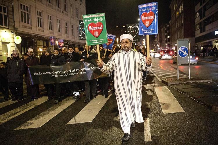 Muslimer i Danmark holder hvert år fredsmarch i anledning af profeten Muhammeds fødselsdag. 