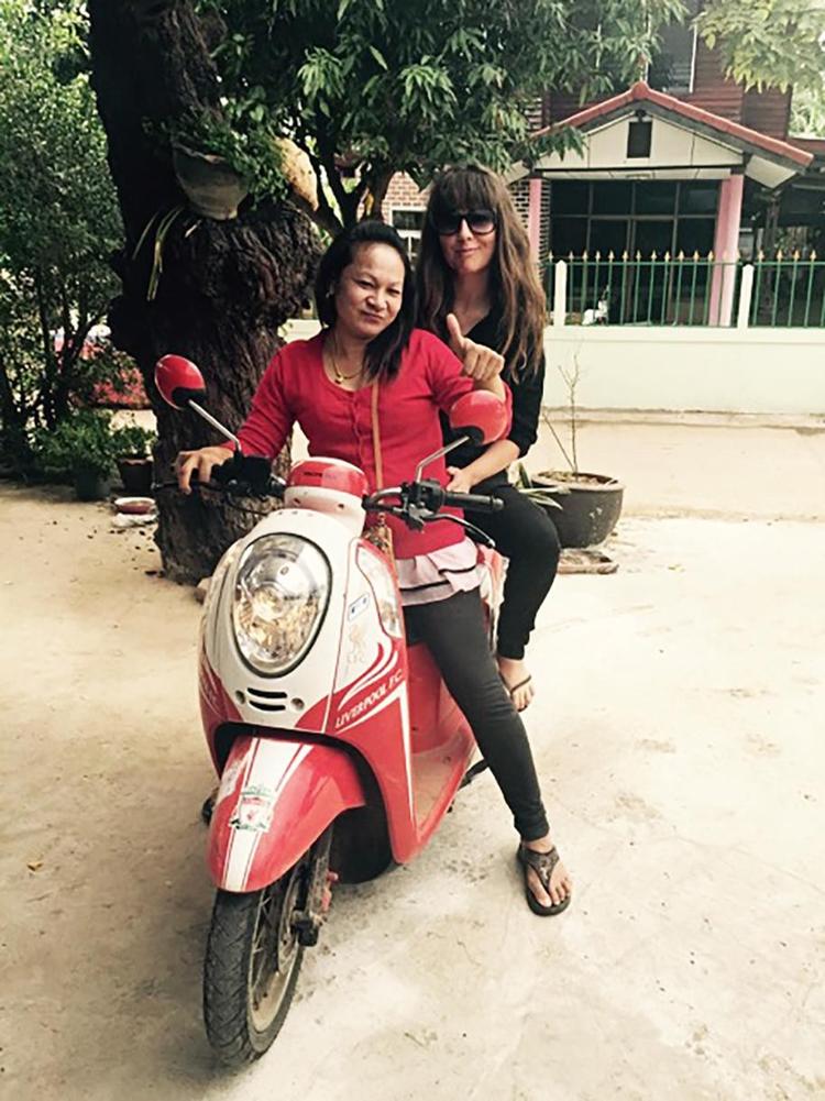 Sine Plambech og hendes forskningsassistent på feltarbejde i Thailand.  