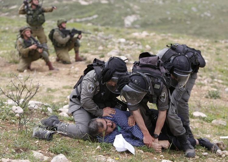 Besættelsen af de palæstinensiske områder har nu varet et halvt århundrede og er blevet nærmest permanent. Den liberale fredsfløj i Israel er i dyb krise, og millioner af palæstinensere lever under militærlovgivning og bliver undertrykt af den israelske hær. Foto: Majdi Mohammed/AP 