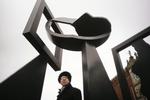 God kunst bliver skabt af vestlige, mandlige kunstnere, mener Alex Ahrendtsen, der her er fotograferet foran en Robert Jacobsen-skulptur i Odense. 