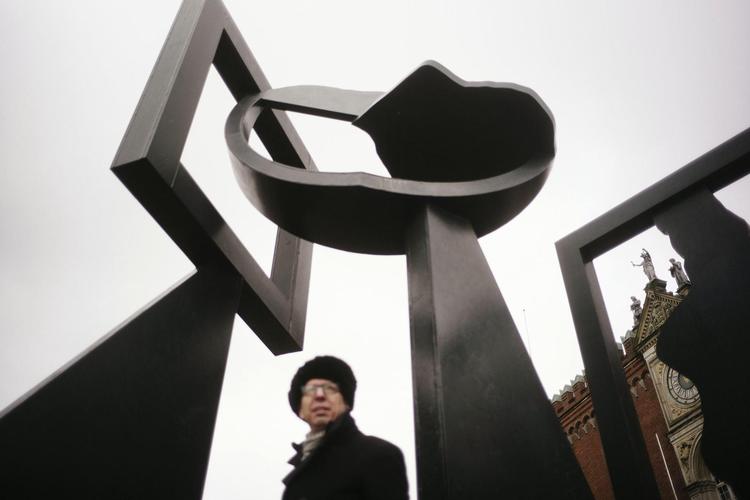 God kunst bliver skabt af vestlige, mandlige kunstnere, mener Alex Ahrendtsen, der her er fotograferet foran en Robert Jacobsen-skulptur i Odense. 
