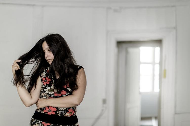 »Voldtægt er et stigma, der klistrer til både offer og forbrydere«, siger den polsk-indiske journalist og kulturhistoriker Mithu M. Sanyal, der er aktuel med en bog om voldtægt. Foto: Mads Nissen 
 